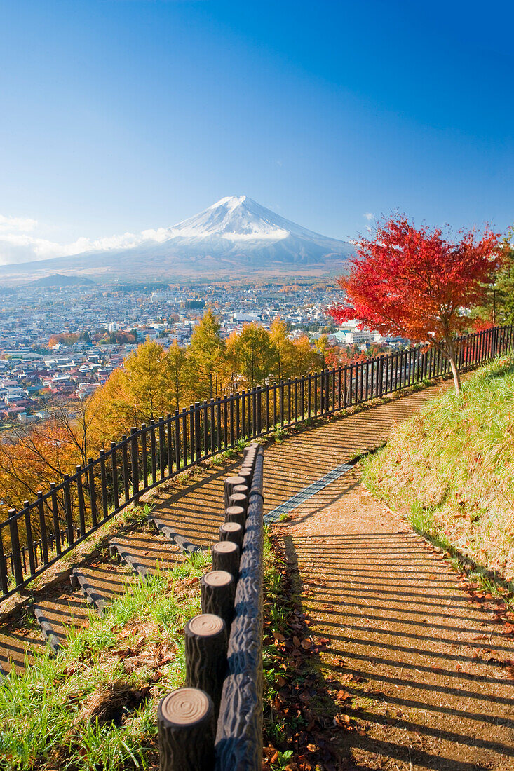 Blick auf den Berg Fuji und die Stadt Fujiyoshida aus einem Park; Fujiyoshida Honshu Japan
