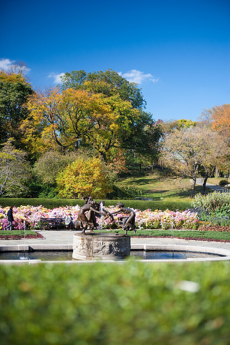 Drei tanzende Jungfrauen Skulptur im Central Park Conservatory Garden; New York City New York Vereinigte Staaten von Amerika