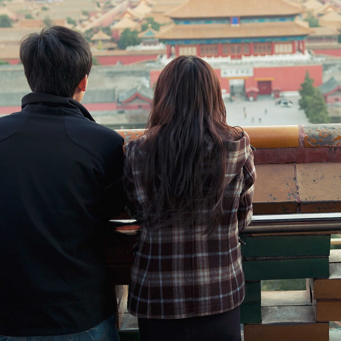 Paar mit Blick auf die Verbotene Stadt vom Jingshan-Park aus; Peking, China