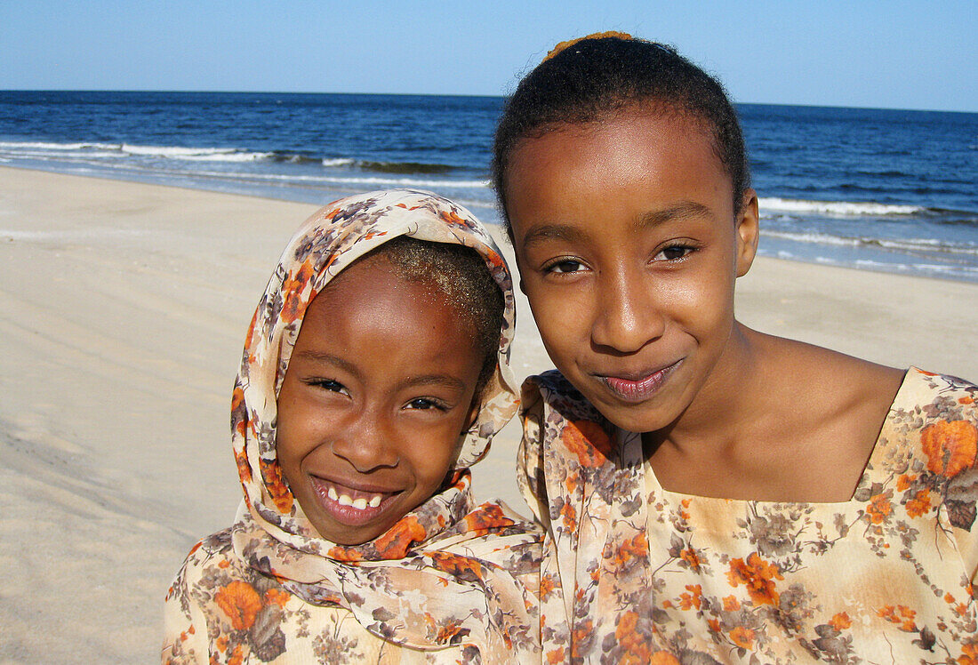 Zwei omanische Mädchen am Strand; Oman, Naher Osten