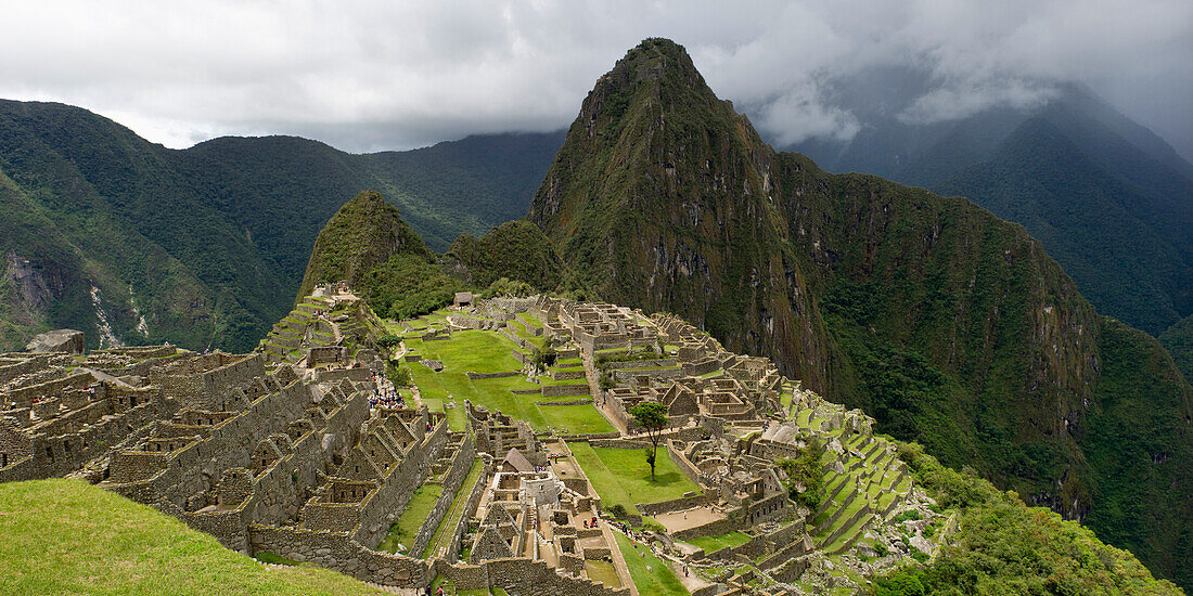 Blick auf die historische Inkastätte Machu Picchu; Peru