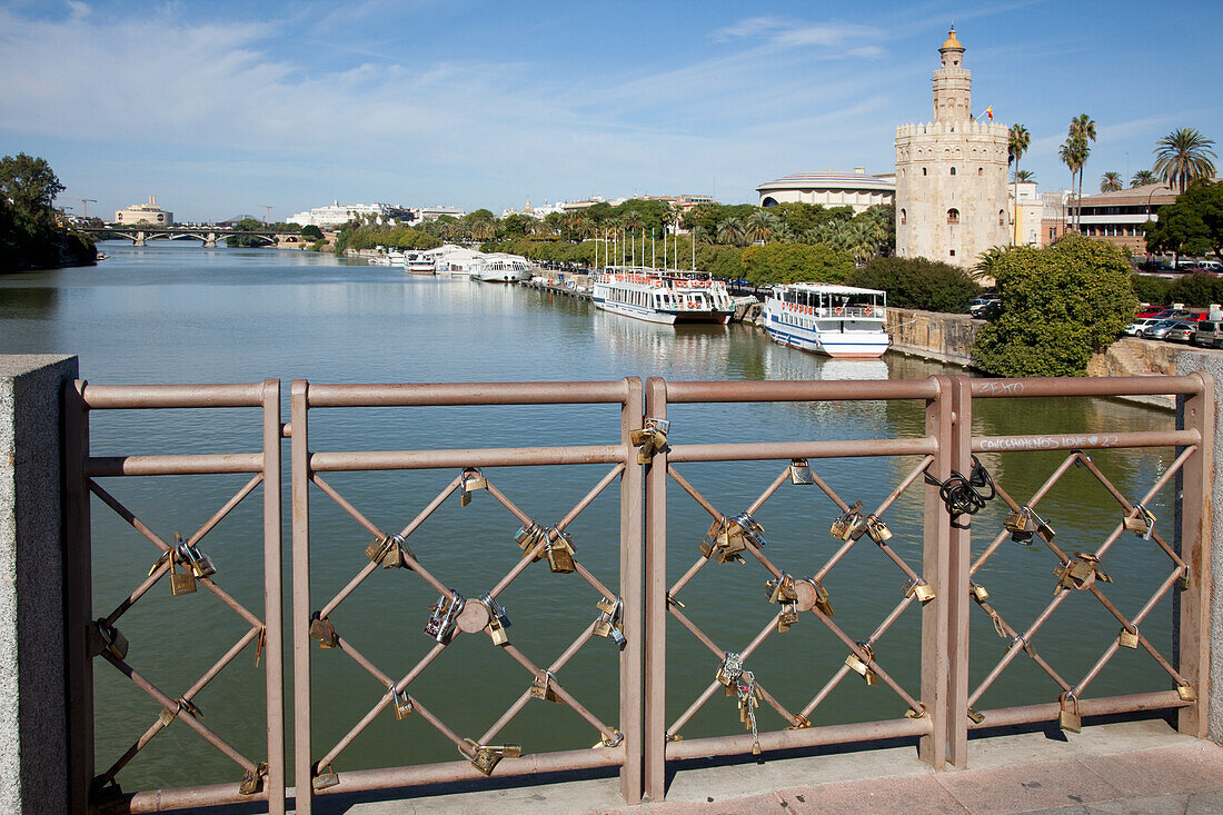 Ausflugsboote entlang des Guadalquivir-Flusses; Sevilla Spanien
