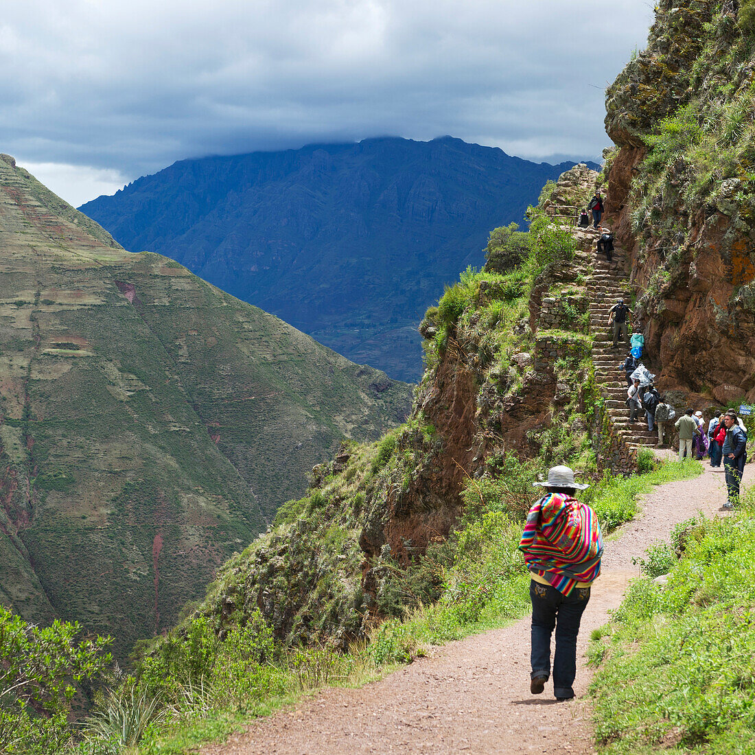 Menschen auf dem Weg zur Treppe im archäologischen Park von Pisac; Pisac Peru