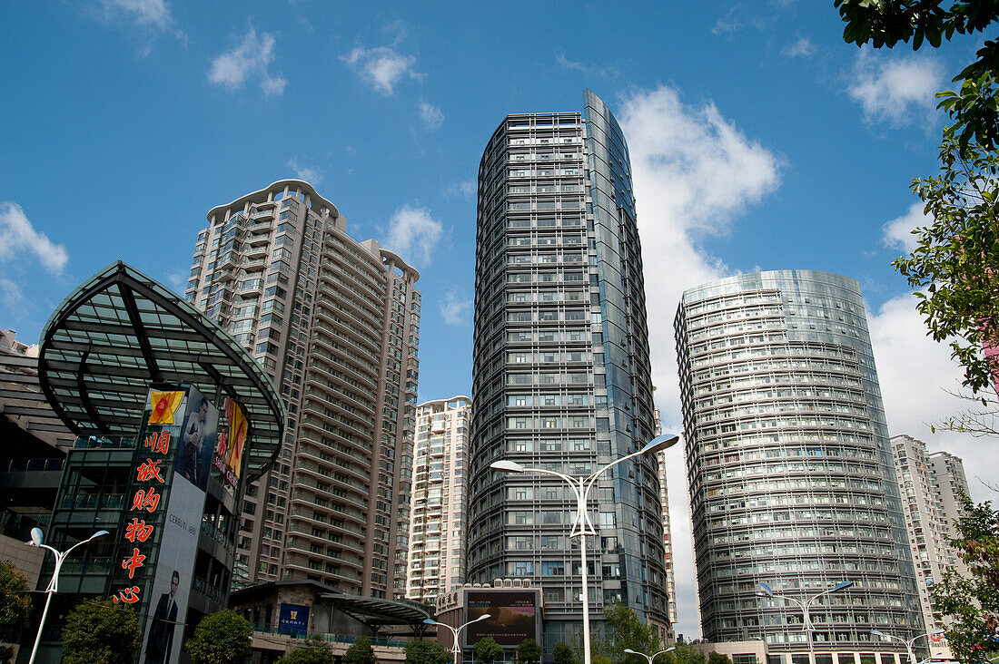 Wolkenkratzer in einem städtischen Gebiet; Kunming Yunnan China