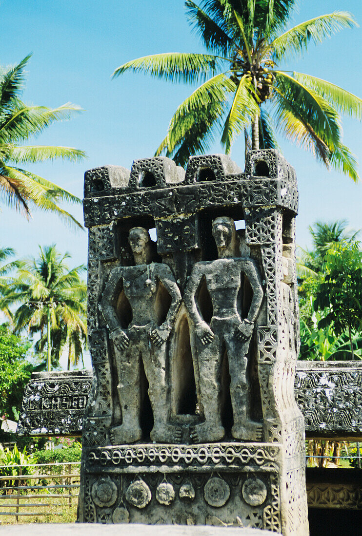 Indonesien, Insel Sumba, West Sumba, Megalithisches Monument; Kampung Pasunea.