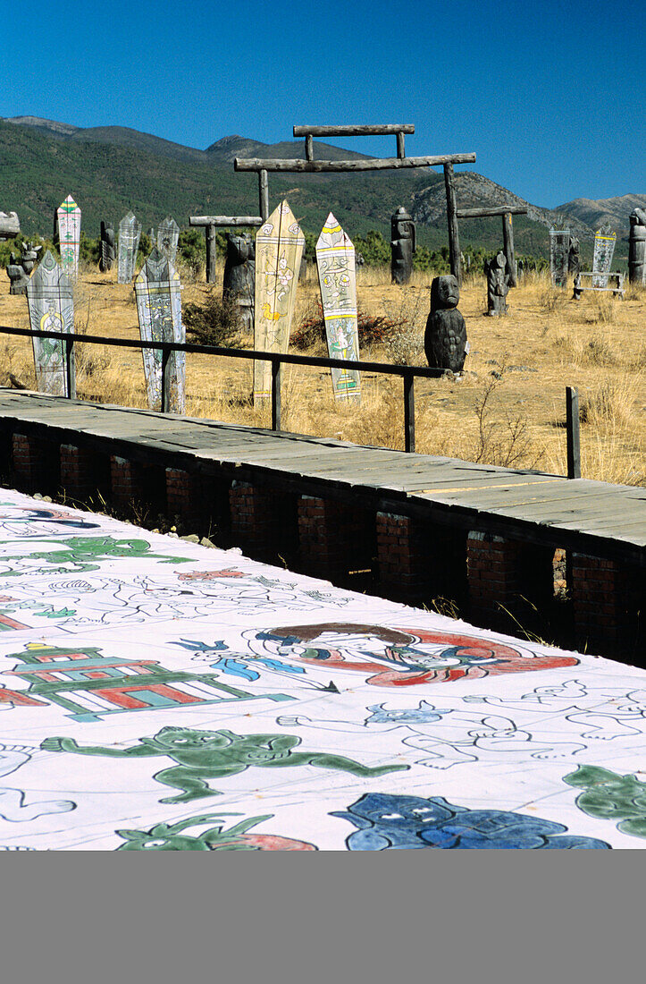 Naxi Zeremonienweg und Totems in der Nähe von Lijiang; China