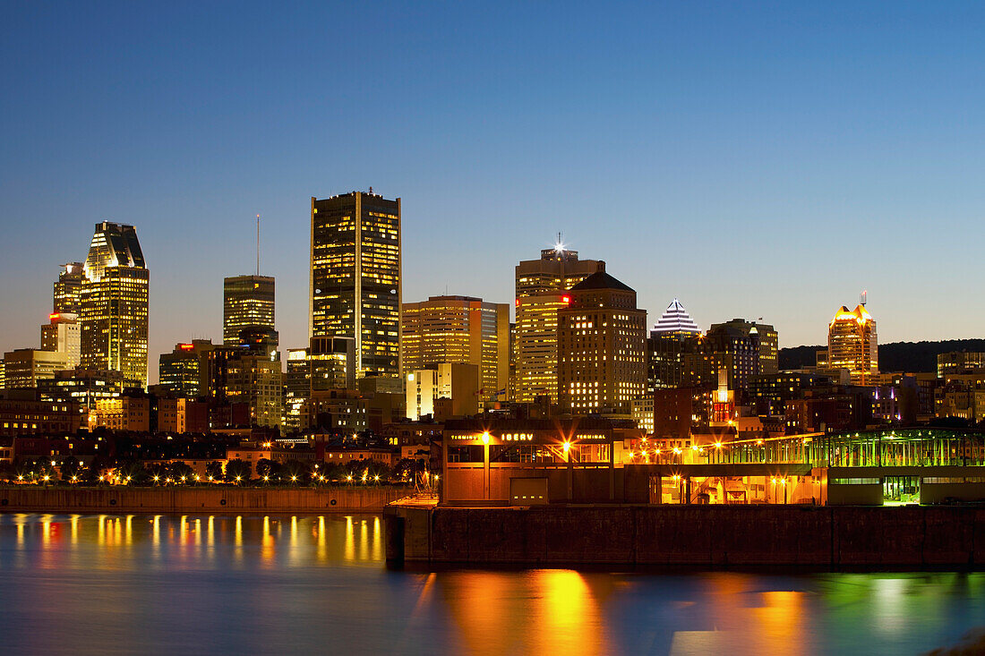 Montrealer Skyline in der Abenddämmerung; Montreal, Quebec, Kanada