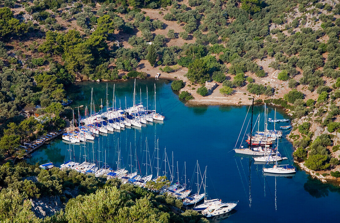 Luftaufnahme von im Hafen angedockten Yachten; Göcek, Provinz Mugla, Türkei.