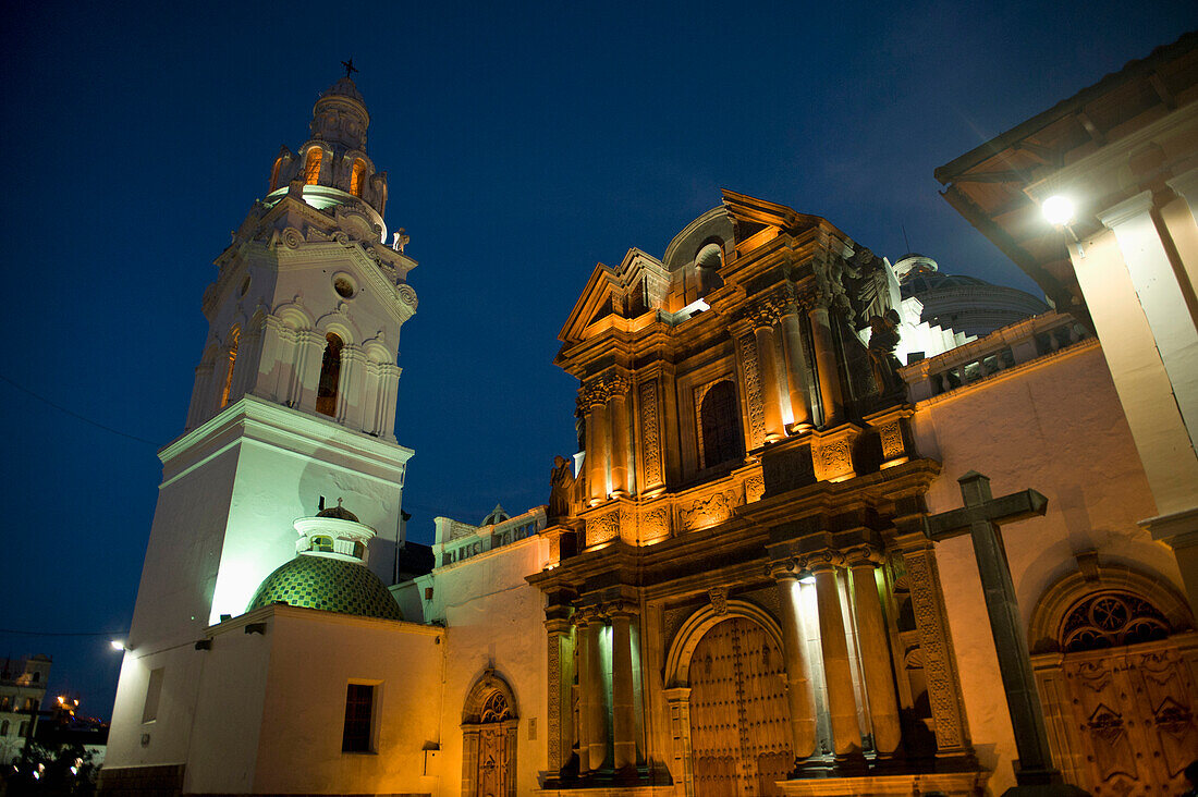 Kathedrale von Quito bei Nacht beleuchtet; Quito Equador