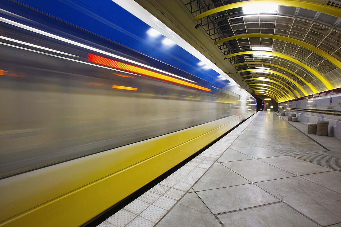 Trimet Max Light Rail Train Traveling Underground; Portland Oregon Vereinigte Staaten Von Amerika