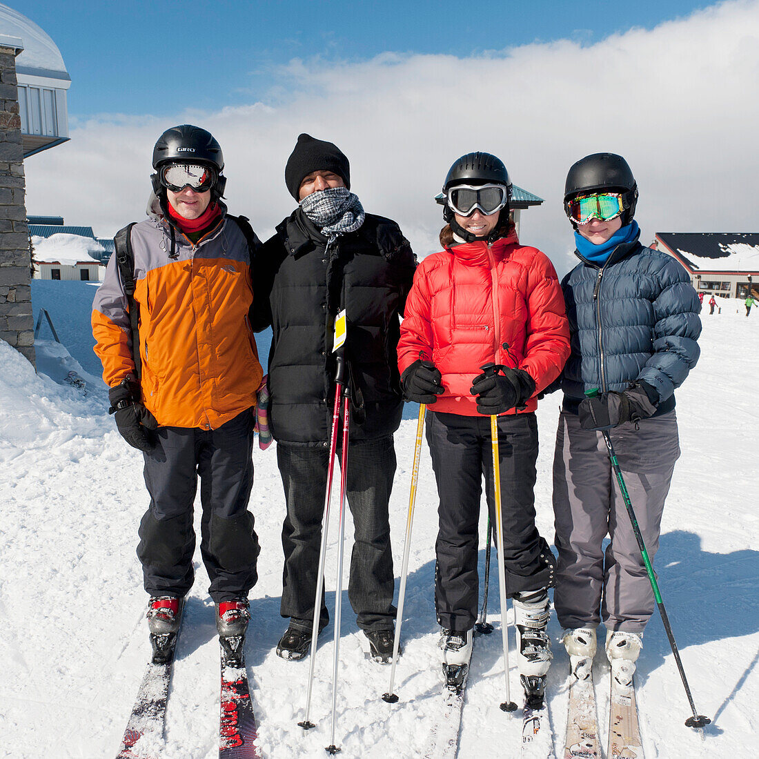 Vier Skifahrer in einem Skigebiet; Whistler British Columbia Kanada