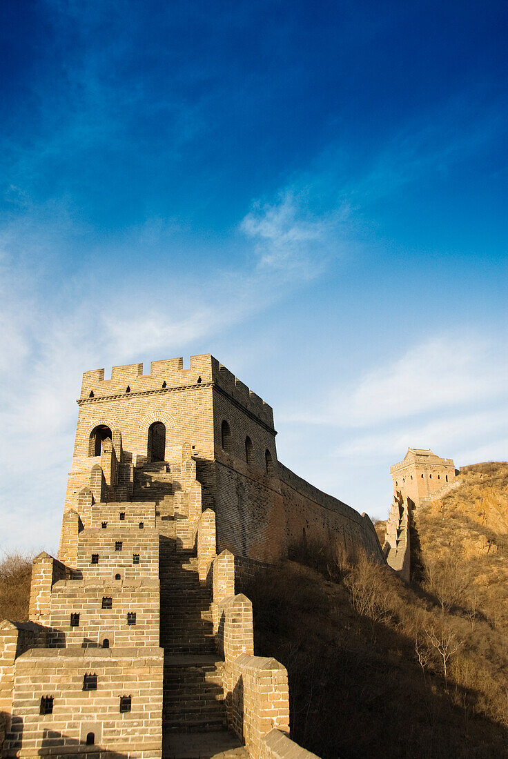China, Jinshanling, Die Chinesische Mauer entlang der Bergkuppen, Nachmittagssonne.