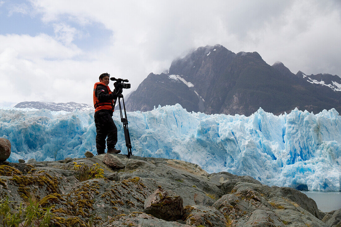 Videofilmer vor dem San Rafael-Gletscher, Nationalpark Laguna San Rafael, Region Aysen, Chile