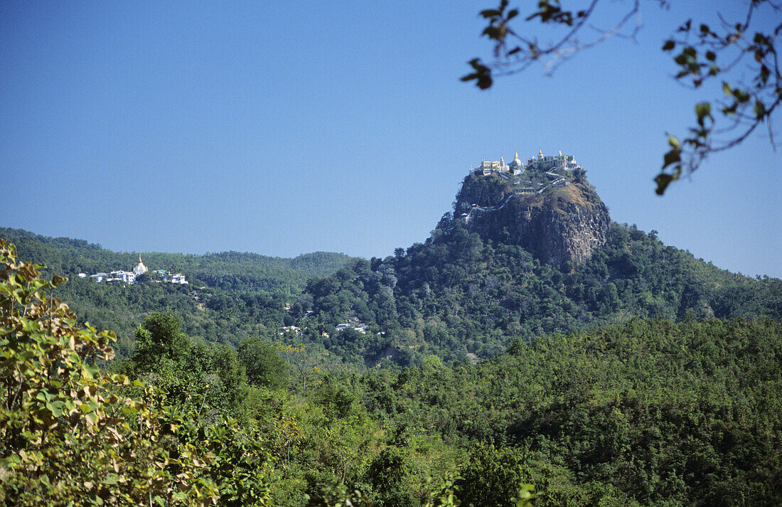 Birma (Myanmar), Bagan, Berg Popa, Tempel am Berghang, Grün im Vordergrund.
