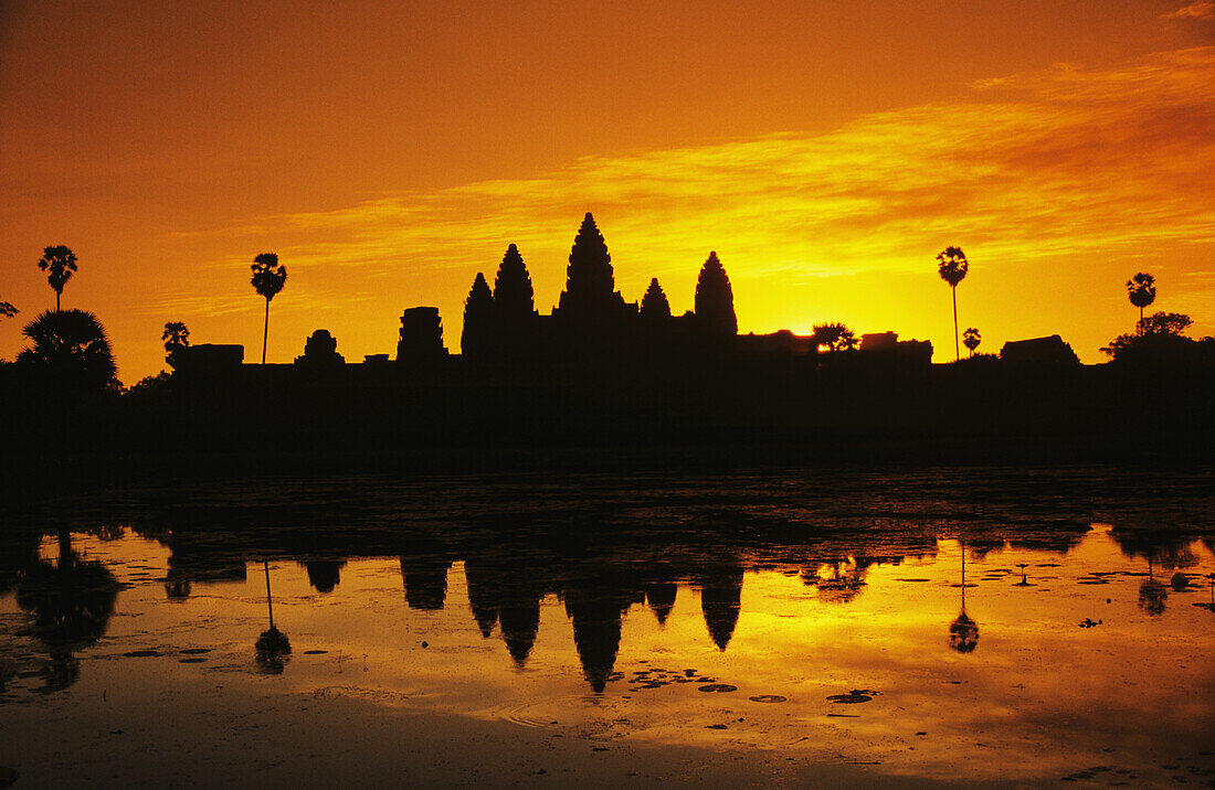 Kambodscha, Siem Reap, Silhouette eines Tempels vor orangefarbenem Himmel bei Sonnenaufgang; Angkor Wat