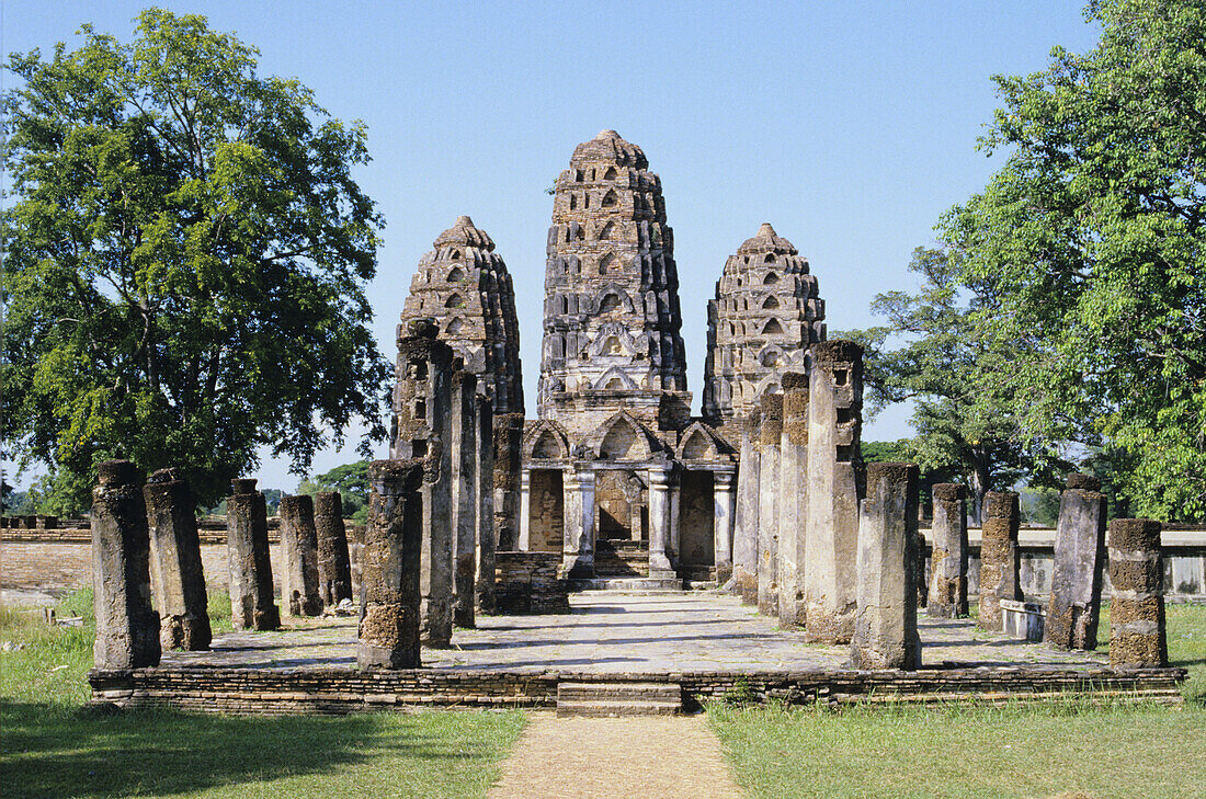 Blick auf Sukhothai Khmer Heiligtum Ruinen; Thailand