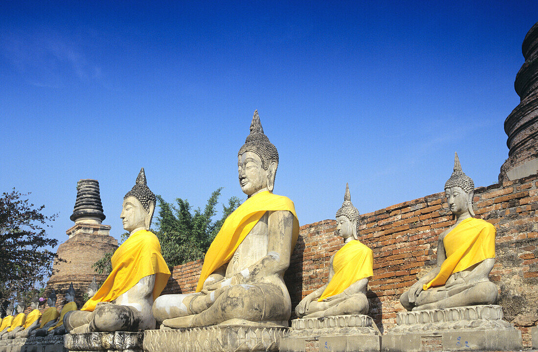 Thailand, Wat Yai Chai Mongkol, Blick auf Boddhistava-Statuen; Sukhothai Historical Park