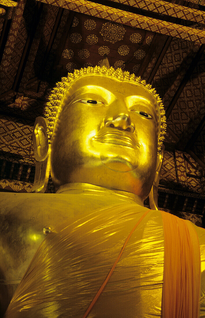 Thailand, Ayuthaya, Nahaufnahme von goldenem Buddhakopf und Büste; Wat Panam Chong