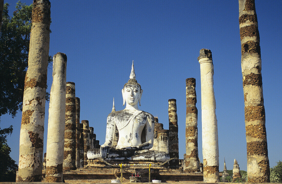 Thailand, Sukhotha, Blick auf Buddha-Statue und Säulen; Wat Mahathat