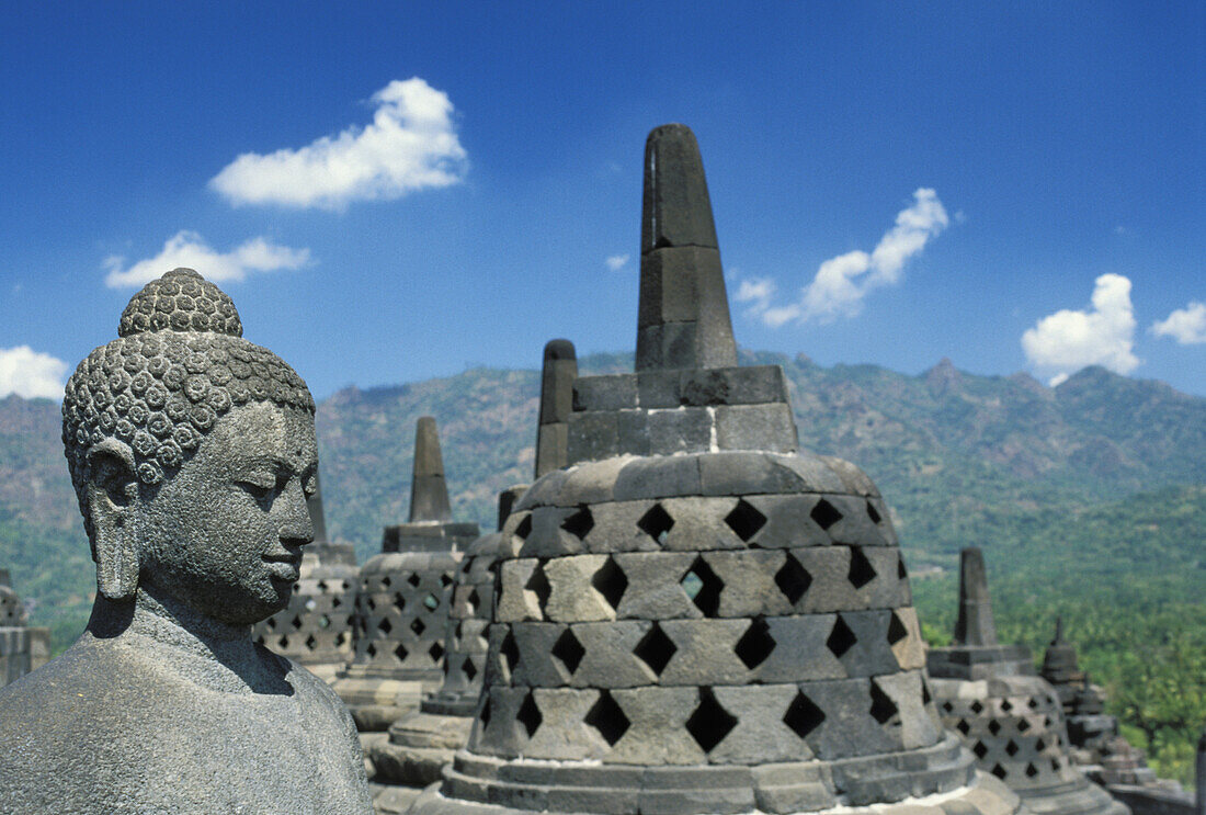 Indonesien, Java, Borobudur-Tempel, Blick vom Dach des Buddha-Kopfes und der Struktur