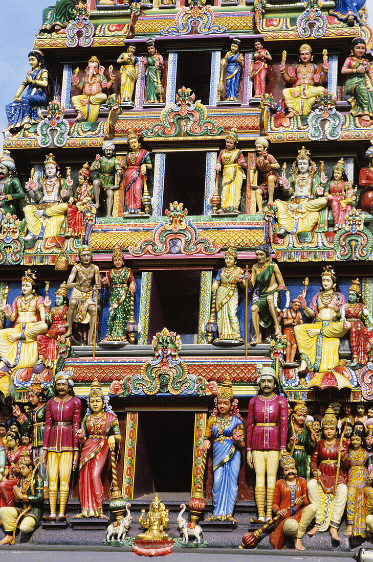 Singapur, Sri Mariamman Tempel, Nahaufnahme von bunten, handbemalten Figuren