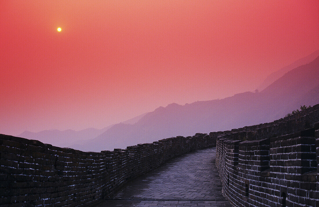 China, Mu Tian Yu, Die Große Mauer von China, leuchtend roter Himmel und entfernter Mond