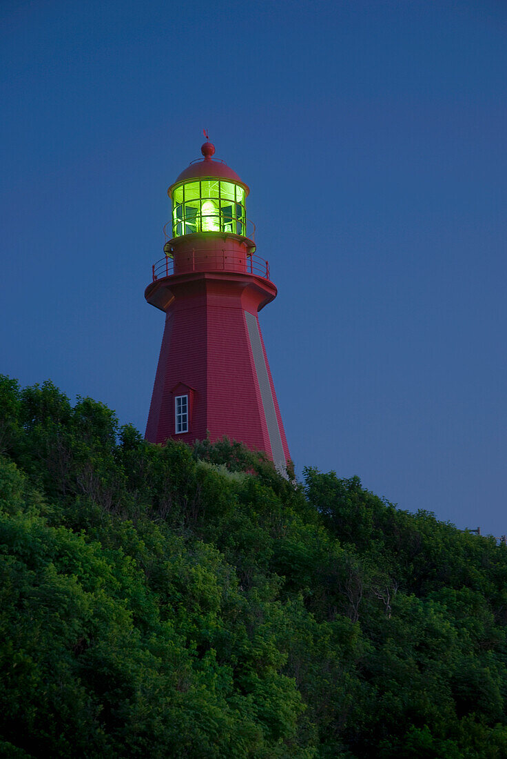 Roter Leuchtturm beleuchtet; La Martre Quebec Kanada