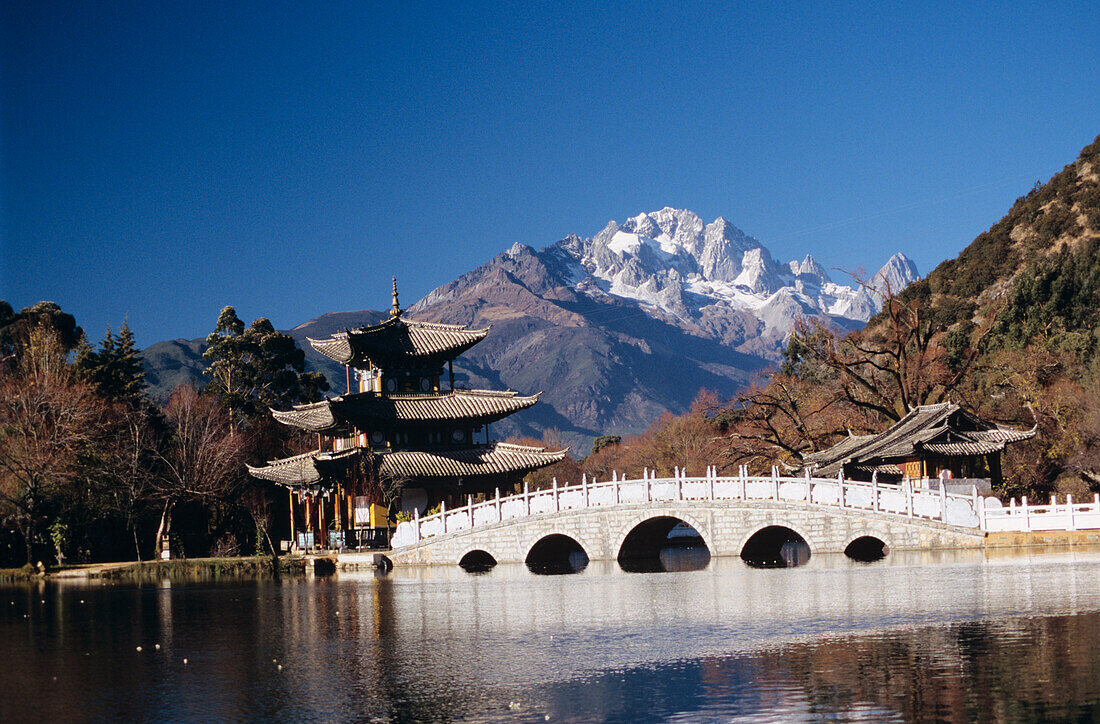 China, Schwarzer-Drachen-Pool-Park mit Fünf-Phönix-Pavillon; Lijiang.