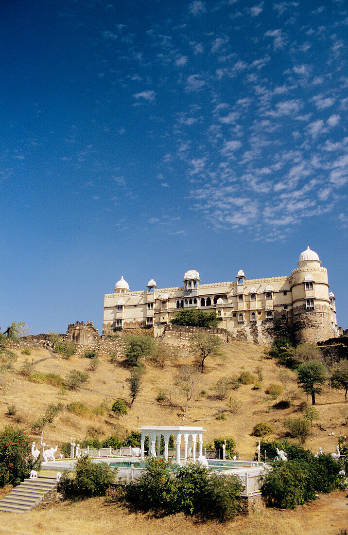 Indien, Palast und neu umgebautes Hotel in der Nähe von Bari Sadri; Rajasthan