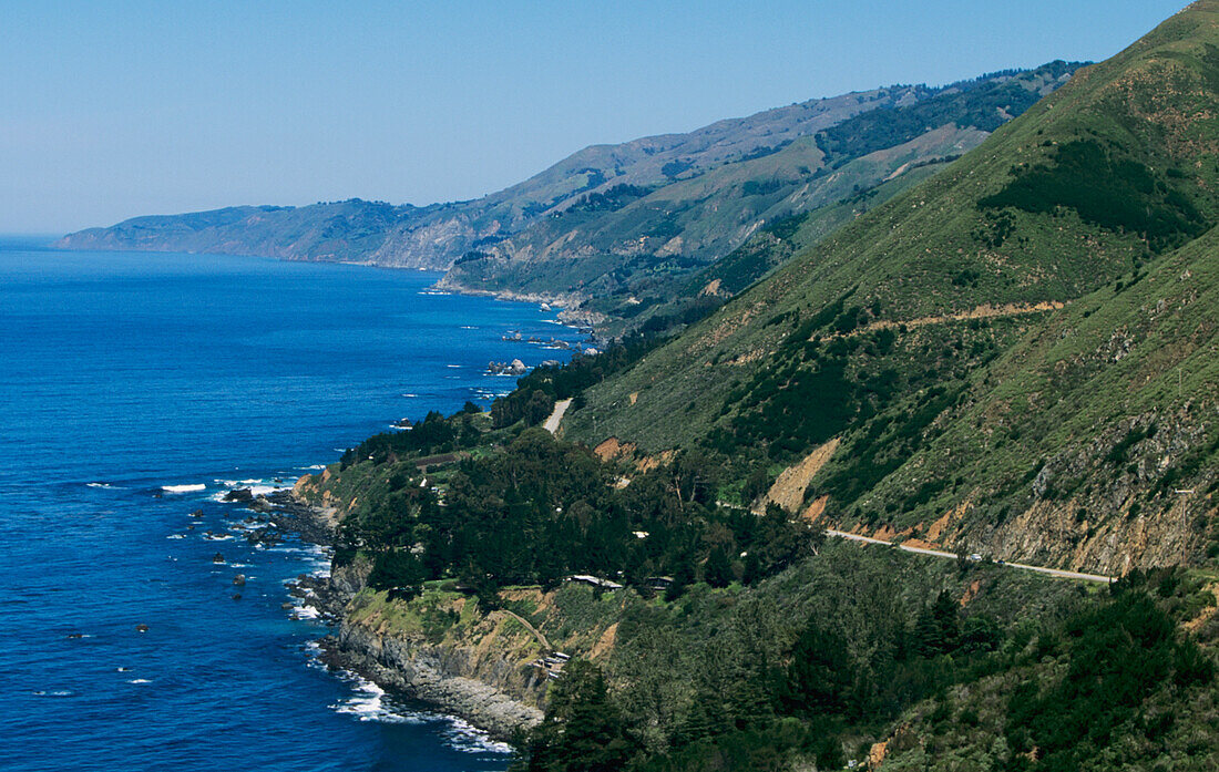 USA, Kalifornien, Highway entlang der Meeresküste und Hügel; Big Sur