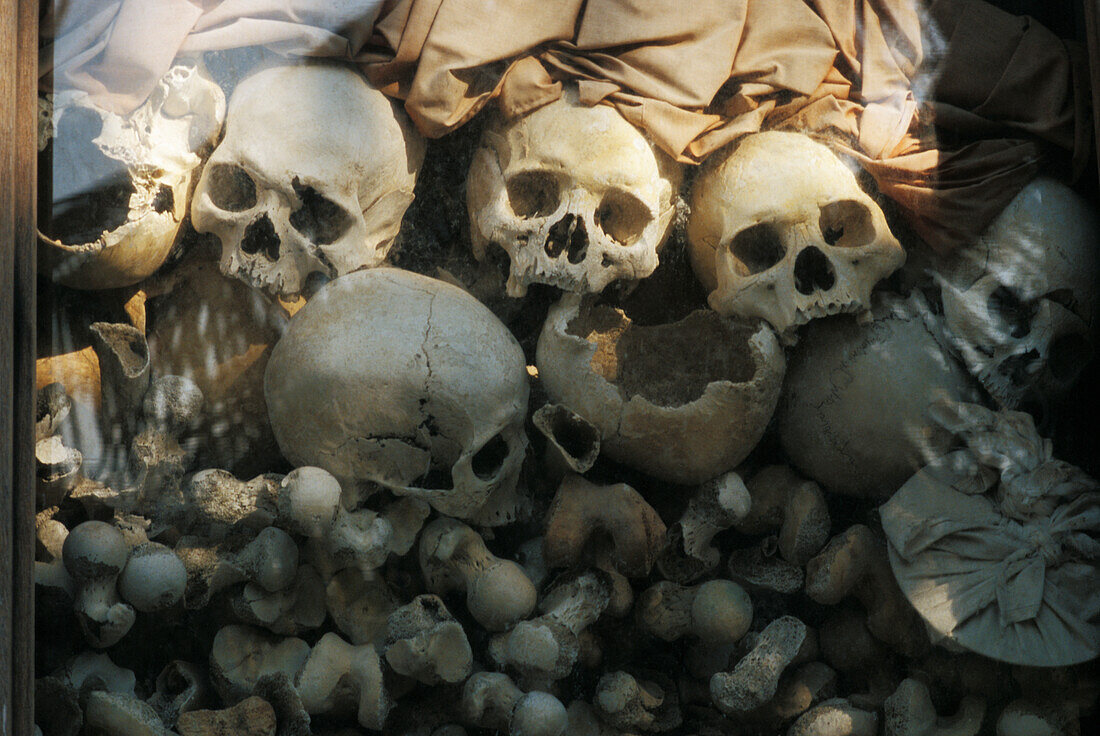 Kambodscha, Schädel in einer Glasvitrine an der Gedenkstätte der Killing Fields" des Bürgerkriegs; Siem Reap".