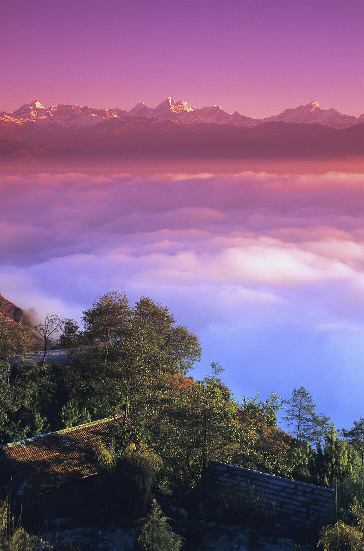 Nepal, Rosa Sonnenuntergang und Himalaya Berge im Hintergrund; Nagarkot
