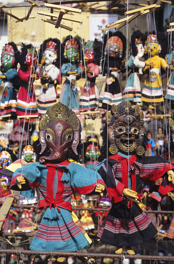 Nepal, Kathmandu, Nahaufnahme von bunten traditionellen Puppen, die ausgestellt sind.