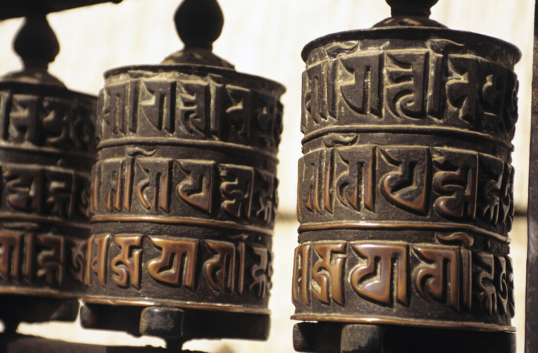Nepal, Swayambhunath-Tempel; Kathmandu, Nahaufnahme von Gebetsmühlen mit Schnitzereien