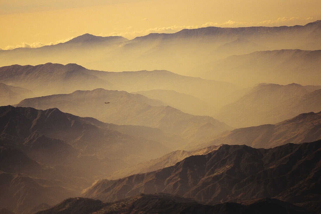 Nepal, Kathmandu-Tal, Overhead-Ansicht der Bergspitzen Silhouetted unter gelben Dunst und Himmel.