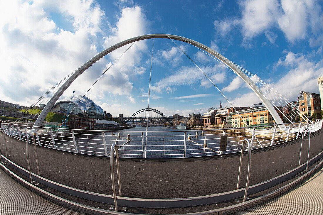 Ein Bogen auf einer Fußgängerbrücke, die über den Fluss Tyne führt; Newcastle Northumberland England.
