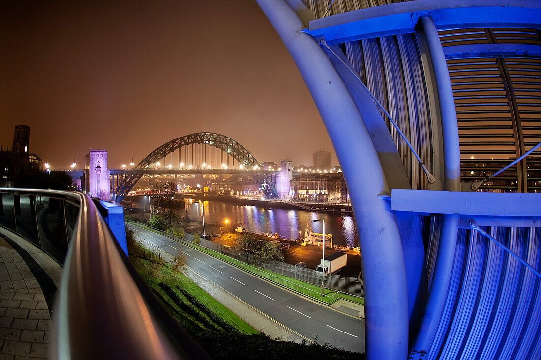 Die Stadt und der Fluss Tyne bei Nacht beleuchtet; Newcastle Northumberland England