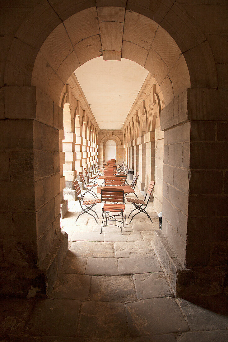 Stühle und Tische in einem Korridor im Freien; Northumberland England