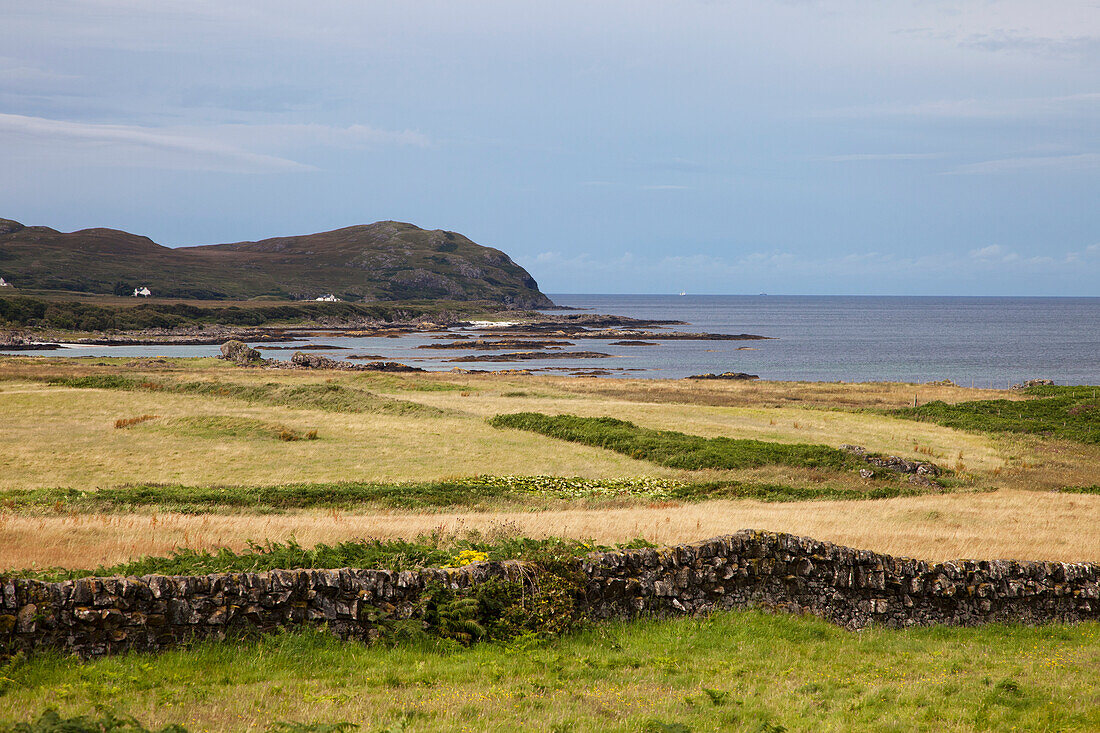 Ein steinerner Zaun über einem Feld am Wasser; Argyll Schottland