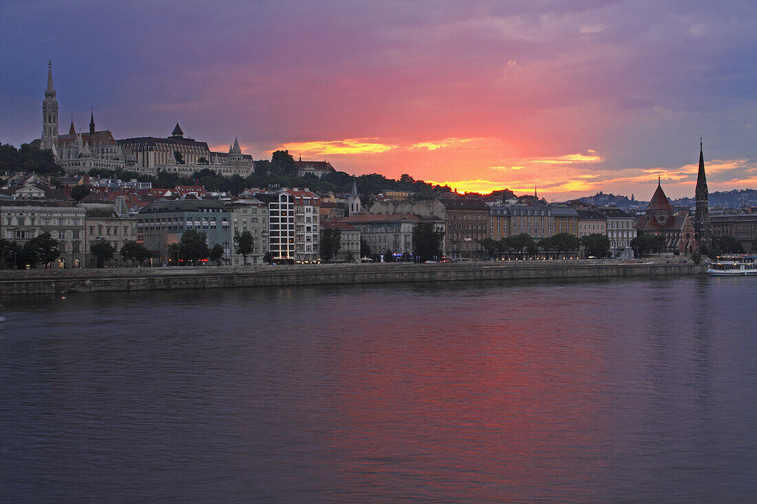 Sonnenuntergang über der Donau; Budapest Ungarn