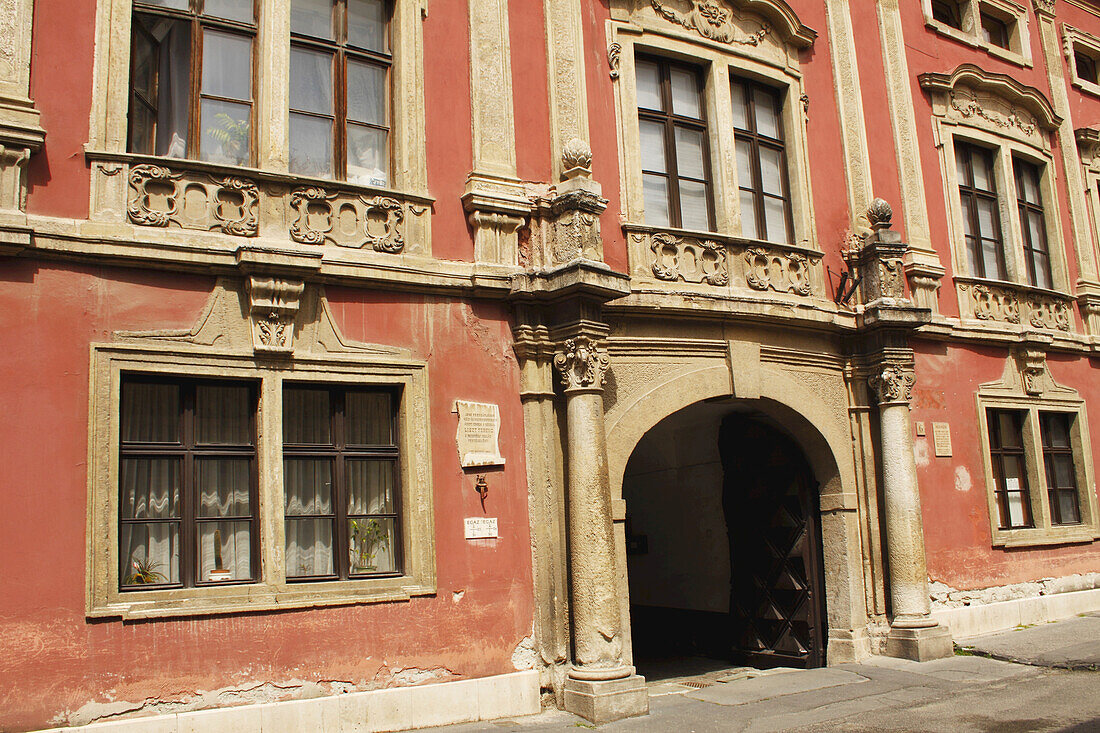 Rosa Gebäude auf dem Altstädter Ring; Sopron Gyor-Moson-Sopron Ungarn
