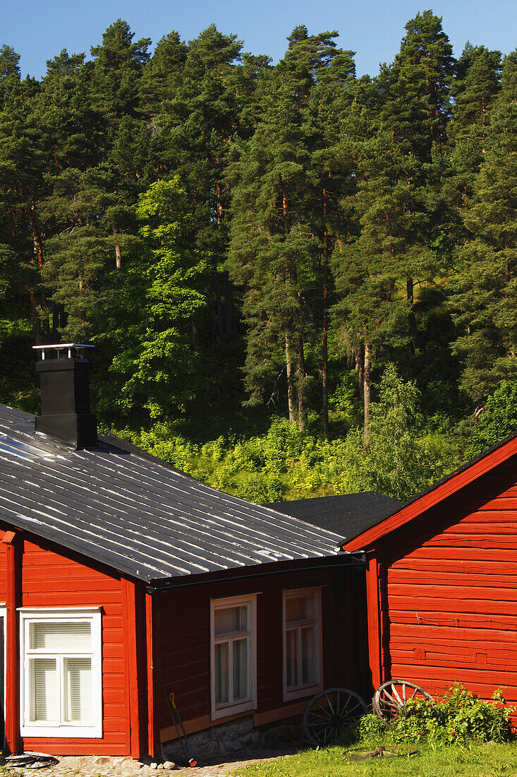 Bemalte rote Uferhäuser am Fluss; Porvoo Finnland