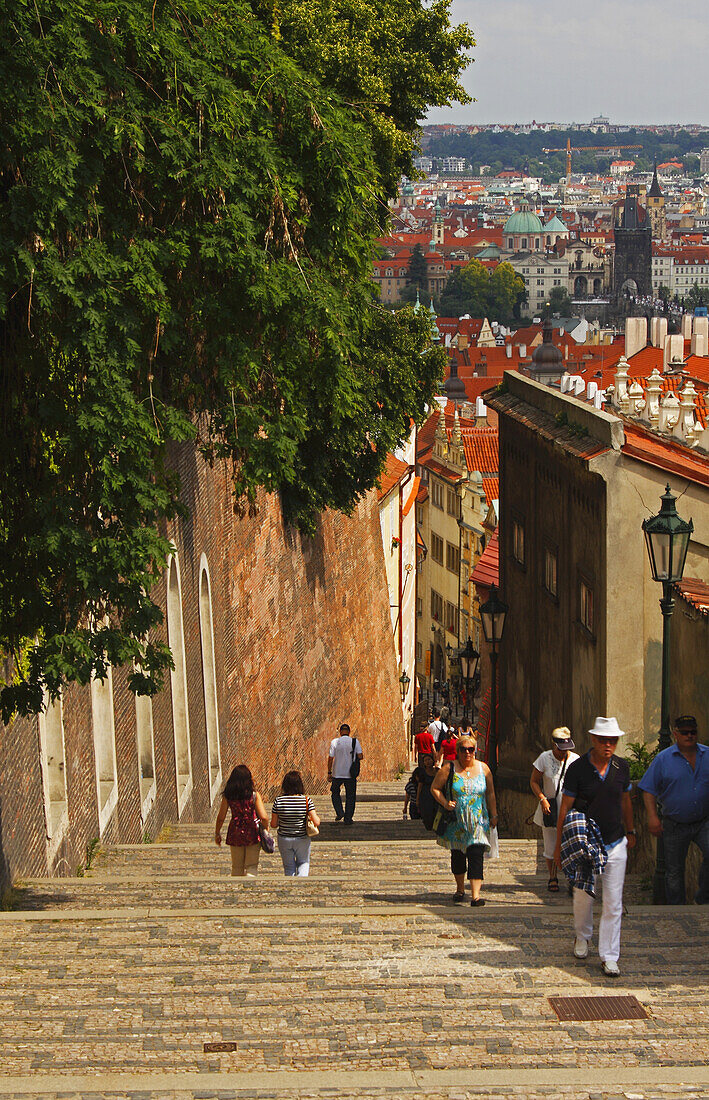 Spaziergänger auf der Treppe, die vom Königspalast auf dem Burgberg zur Altstadt hinunterführt; Prag Tschechische Republik