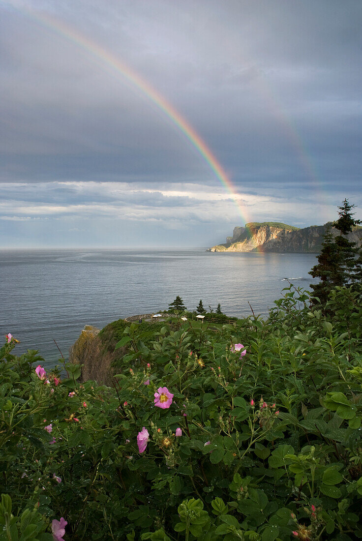 Doppelter Regenbogen auf einer Klippe am Meer; Quebec, Kanada