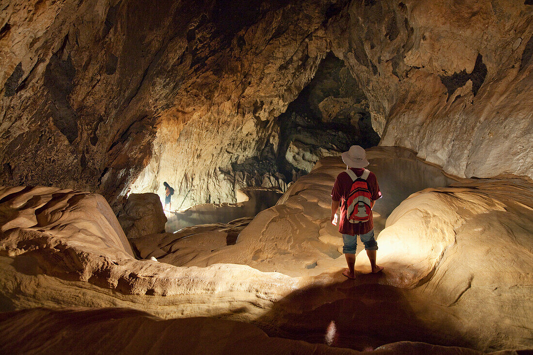 Ein philippinischer Reiseleiter hält eine Laterne in der Sumaging-Höhle oder großen Höhle bei Sagada; Luzon Philippinen