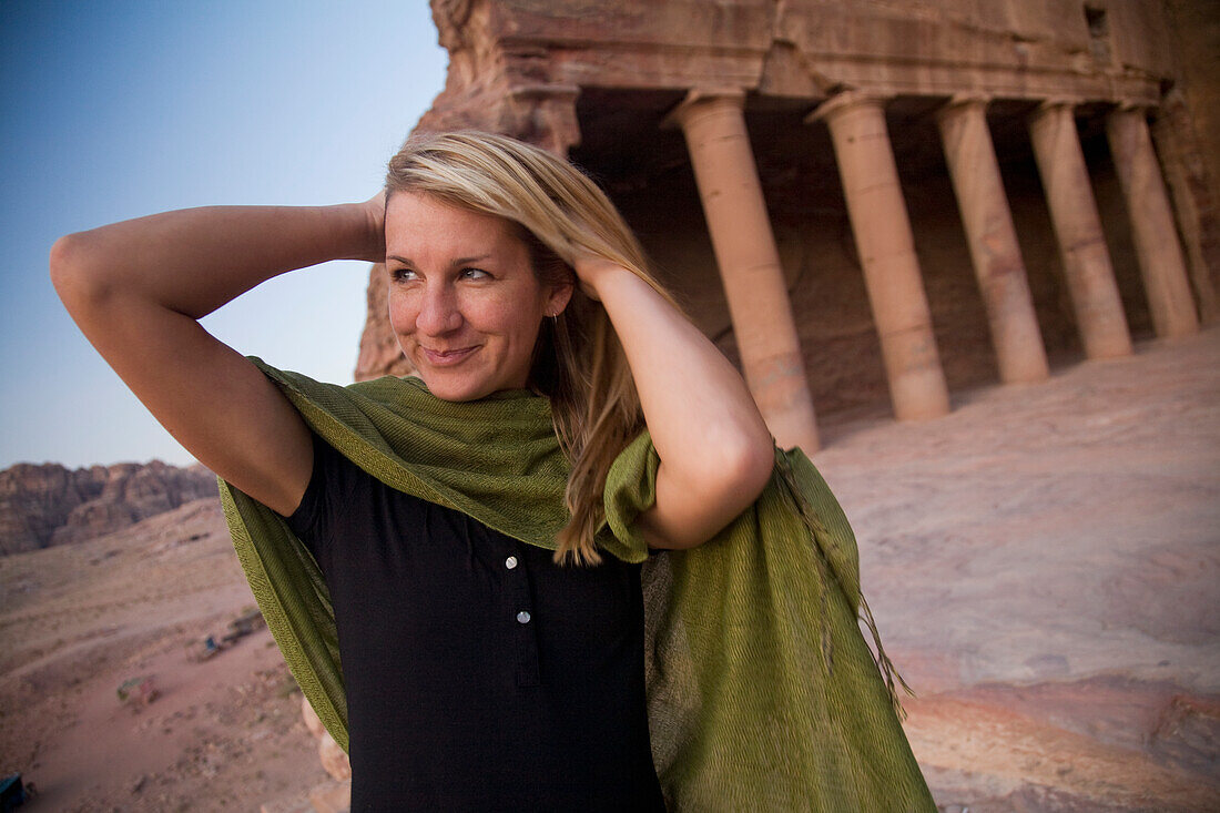 Eine Touristin besucht die Nabatäer-Ruinen; Petra Jordanien