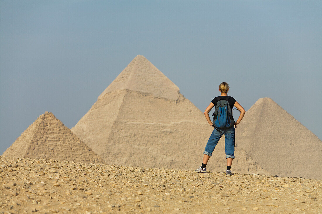 Eine Touristin blickt auf die Pyramiden von Gizeh bei Kairo; Gizeh Ägypten