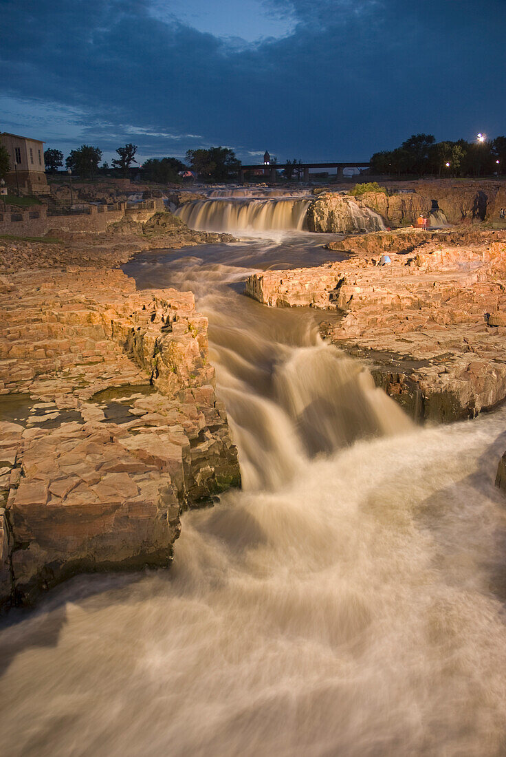 Wasserfälle in der Nacht; Sioux Falls South Dakota Vereinigte Staaten Von Amerika