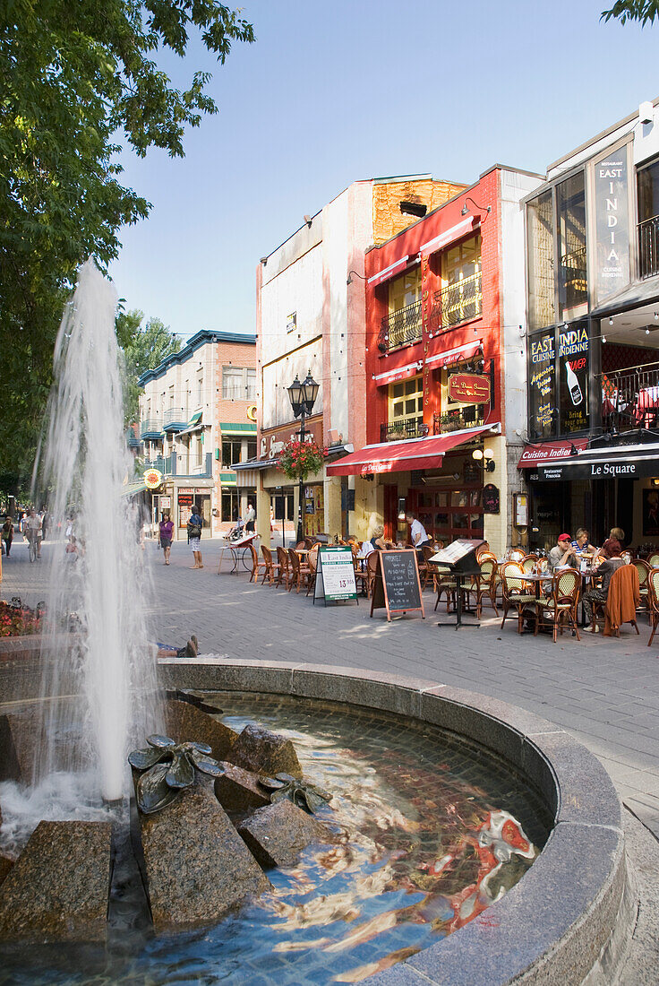 Wasserfontäne und Straße im alten Montreal; Montreal Quebec Kanada