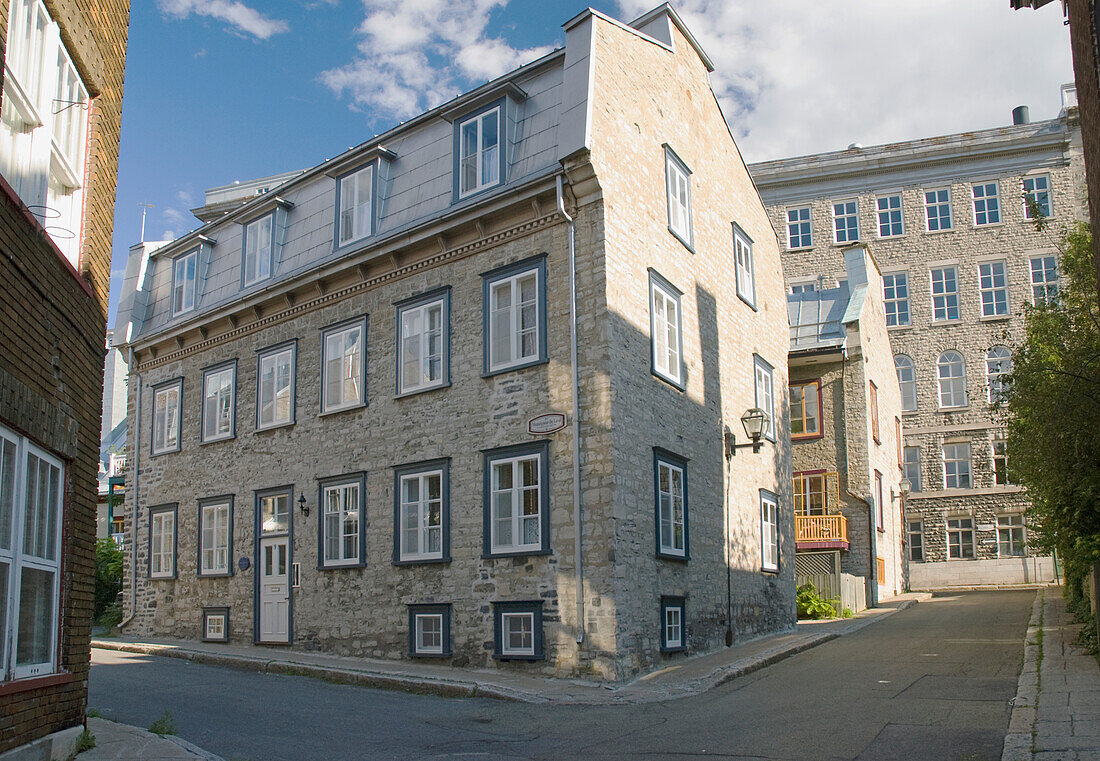 Altes Haus an einer Straße; Quebec Stadt Quebec Kanada